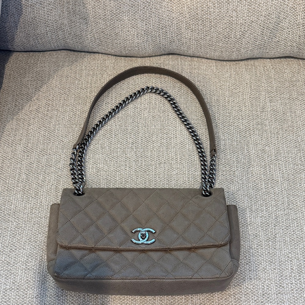 Vintage Chanel Single Flap Caviar Leather in Taupe